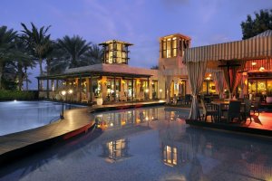 elegante poollandschaft am abend im One and Only Royal Mirage Arabian Court in dubai