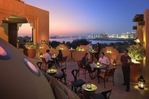 romantische lounge mit ausblick im One and Only Royal Mirage Arabian Court in dubai