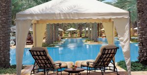 entspannender gazebo am pool im One and Only Royal Mirage Arabian Court in dubai