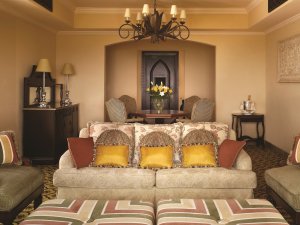 fabelhaftes wohnzimmer einer suite im One and Only Royal Mirage Arabian Court in dubai
