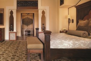 stilvolles schlafzimmer einer suite im One and Only Royal Mirage Residence & Spa in dubai