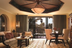 modernes wohnzimmer einer suite im One and Only Royal Mirage Residence & Spa in dubai