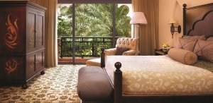 luxuriöses schlafzimmer einer suite im One and Only Royal Mirage Residence & Spa in dubai