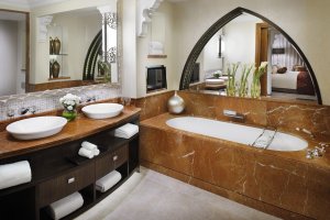 elegantes badezimmer im One and Only Royal Mirage The Palace in dubai