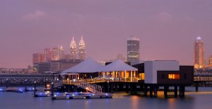 romantischer sonnenuntergang im restaurant vom one and only the palm in dubai 