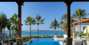 wunderschöner pool mit meerblick einer villa im one and only the palm in dubai