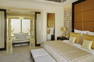 modernes schlafzimmer im one and only the palm in dubai