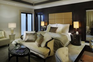 gemütliches schlafzimmer einer villa im one and only the palm in dubai