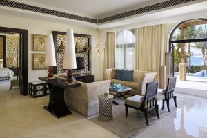 luxuriöses wohnzimmer einer villa im one and only the palm in dubai