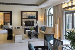 modernes wohnzimmer einer villa im one and only the palm in dubai