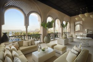 stilvolle terrasse mit ausblick im one and only the palm in dubai