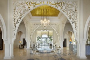 helle und moderne lobby im one and only in dubai