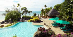 grosser erfrischender pool im pacific resort aitutaki in der südsee cook inseln