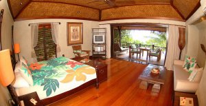 grosses schlafzimmer im pacific resort aitutaki in der südsee cook inseln