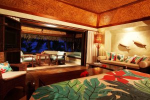 romantisches schlafzimmer mit terrasse im pacific resort aitutaki in der südsee cook inseln