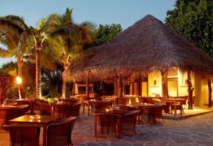 romantisches restaurant unter freiem himmel im pacific resort aitutaki in der südsee cook inseln