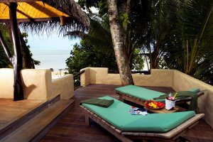 grosse terrasse im pacific resort aitutaki in der südsee cook inseln