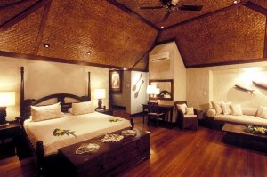 grosses schlafzimmer mit wohnbereich im pacific resort aitutaki in der südsee cook inseln