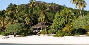 weisser sandstrand im pacific resort aitutaki in der südsee cook inseln