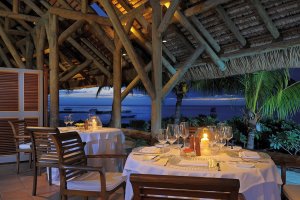 romantisches restaurant am meer im beachcomber paradis hotel & golf club luxus resort auf mauritius