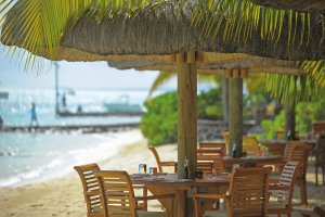 gemütliches strandrestaurant im beachcomber paradis hotel & golf club auf mauritius