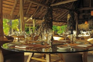 modernes restaurant im beachcomber paradis hotel & golf club luxus resort auf mauritius