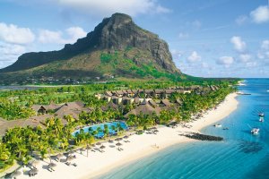 traumstrand mit ausblick im beachcomber paradis hotel & golf club luxus resort auf mauritius