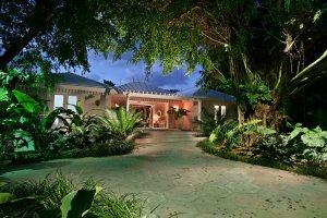 traumhafter garten im luxus resort pink sands harbour island bahamas