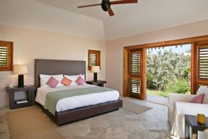 grosses luxuriöses schlafzimmer im pink sands luxus resort harbour island bahamas