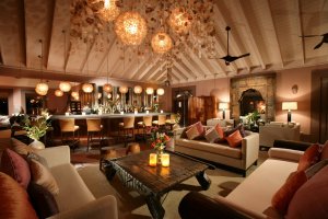 grosse lobby bar im pink sands luxus resort harbour island bahamas