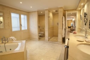 großes und helles Bad mit Fenster im Luxusresort Marbella Puente Romano Beach Resort & Spa Spanien Andalusien