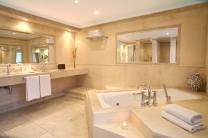 helles Bad mit großer Badewanne im Hotel Luxusresort Marbella Puente Romano Beach Resort & Spa Spanien Andalusien