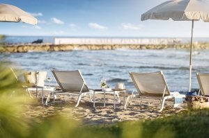 Strand des Luxusresort Marbella Puente Romano Beach Resort & Spa Spanien Andalusien mit Sonnenliegen und feinem Sand an der Costa del Sol