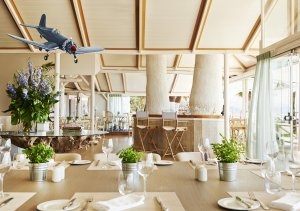 Del Mar Restaurant innen mit heller Einrichtung und moderner Tischdeko im Luxusresort Marbella Puente Romano Beach Resort & Spa Spanien Andalusien