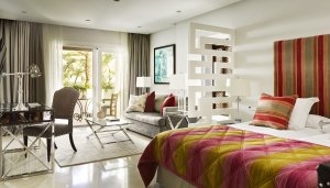 große Deluxe Junior Suite mit moderner Ausstattung und hellen Stoffen im Luxusresort Marbella Puente Romano Beach Resort & Spa Spanien Andalusien