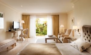 große Grand Junior Suite mit viel Platz großem Bett und Wohnbereich vor der Terrasse im Luxusresort Marbella Puente Romano Beach Resort & Spa Spanien Andalusien
