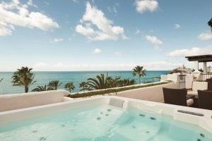 Jacuzzi im Luxusresort Marbella Puente Romano Beach Resort & Spa Spanien Andalusien