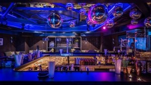 moderne Joes Bar bei Nacht mit großer Theke im Luxusresort Marbella Puente Romano Beach Resort & Spa Spanien Andalusien lädt auf einen Cocktail ein