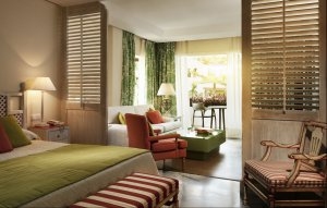 geräumige Junior Suite in hellen grün und holztönen gehalten im Luxusresort Marbella Puente Romano Beach Resort & Spa Spanien Andalusien