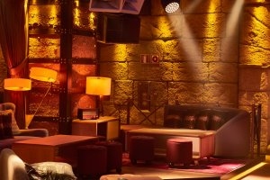 La Suite Lounge am Abend im Luxusresort Marbella Puente Romano Beach Resort & Spa Spanien Andalusien an der Costa del Sol