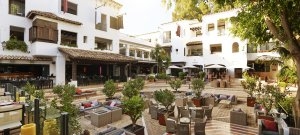 typisch spanische Plaza im Hotel Luxusresort Marbella Puente Romano Beach Resort & Spa Spanien Andalusien mit viel grün und gemütlichen Sitzgelegenheiten