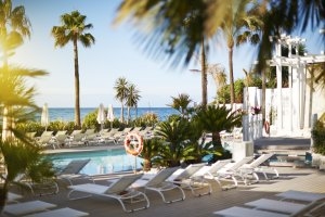 Pool mit Sonnenliegen und Blick auf das Meer im Luxusresort Marbella Puente Romano Beach Resort & Spa Spanien Andalusien