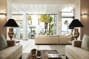 gemütliche Sitzecken im Sea Grill Restaurant mit Blick auf die Terrasse und das Mittelmeer im Luxusresort Marbella Puente Romano Beach Resort & Spa Spanien Andalusien