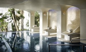 Moderner Pool im Spa des Six Senses Luxusresort Marbella Puente Romano Beach Resort & Spa Spanien Andalusien an der Costa del Sol