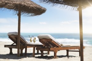 entspannen am Strand des Luxusresort Marbella Puente Romano Beach Resort & Spa Spanien Andalusien mit eigenen Liegen und Schirmen im feinen Sand der Costa del Sol