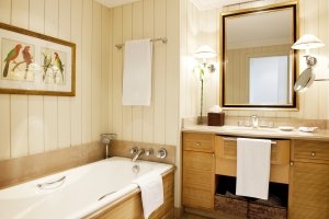 nobles Bad im Luxusresort Marbella Puente Romano Beach Resort & Spa Spanien Andalusien STandard Zimmer