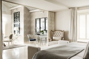 Die in grau tönen gehaltene Imperial Suite lässt keinen Luxus offen im Luxusresort Marbella Puente Romano Beach Resort & Spa Spanien Andalusien