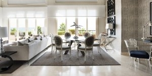 großer Wohnbereich mit Essecke und Sofa TV in der Imperial Suite des Luxusresort Marbella Puente Romano Beach Resort & Spa Spanien Andalusien vor der großen Terrasse mit Blick auf das Mittelmeer der Costa del Sol