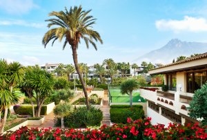 schöne Tennis Anlage im Luxusresort Marbella Puente Romano Beach Resort & Spa Spanien Andalusien in einer herrlichen Gartenanlage umgeben von Palmen