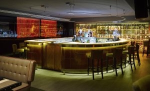 Uni Bar mit großer halbrunder Theke und grüntönen im Luxusresort Marbella Puente Romano Beach Resort & Spa Spanien Andalusien